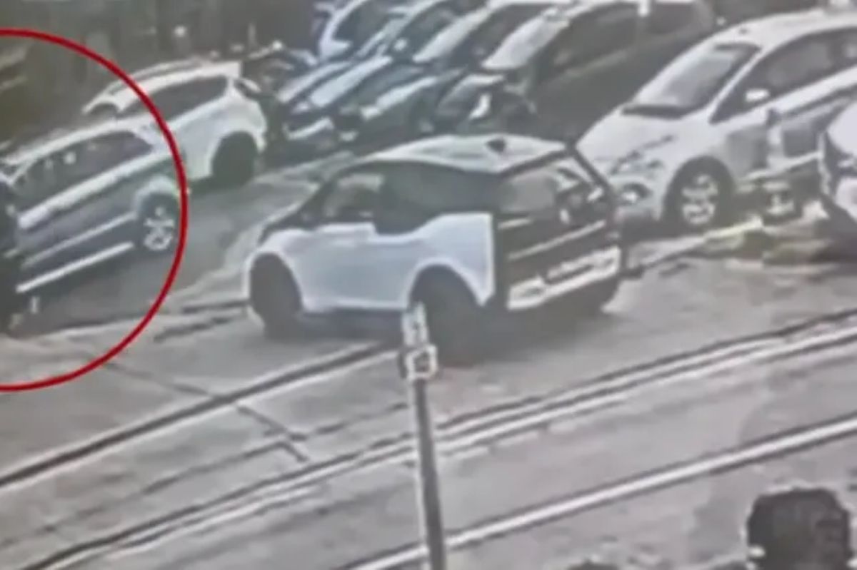 Βίντεο από τη στιγμή της παράσυρσης της υπαλλήλου έξω από τα ΕΛΤΑ Βριλησσίων &#8211;  Διαφώνησαν για ένα δέμα