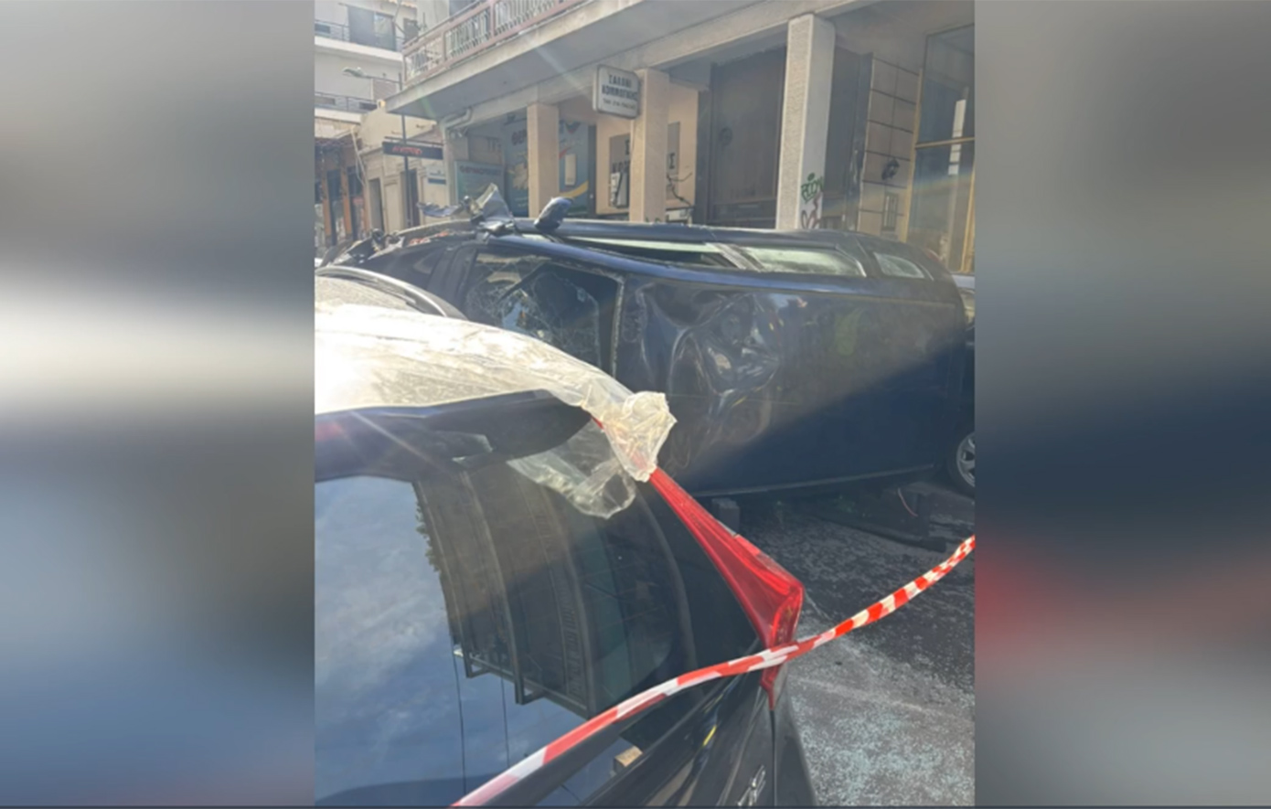 Τροχαίο στο Βύρωνα: Αμάξι τράκαρε σταθμευμένο Ι.Χ. και ανετράπη &#8211; Στο νοσοκομείο ο οδηγός