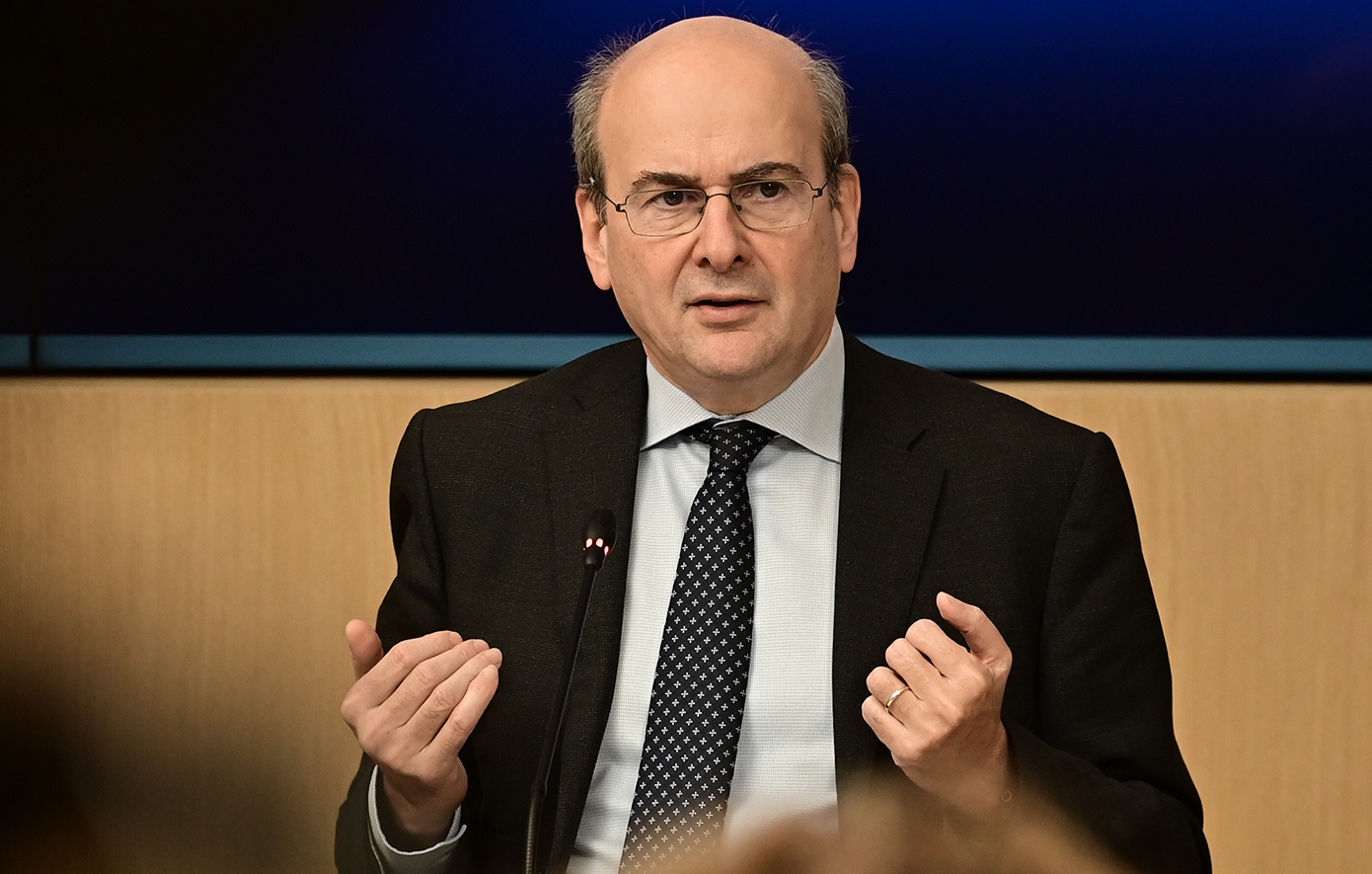 Live η συνέντευξη Τύπου Χατζηδάκη και Σκέρτσου για το Ενοποιημένο Σχέδιο Κυβερνητικής Πολιτικής 2026