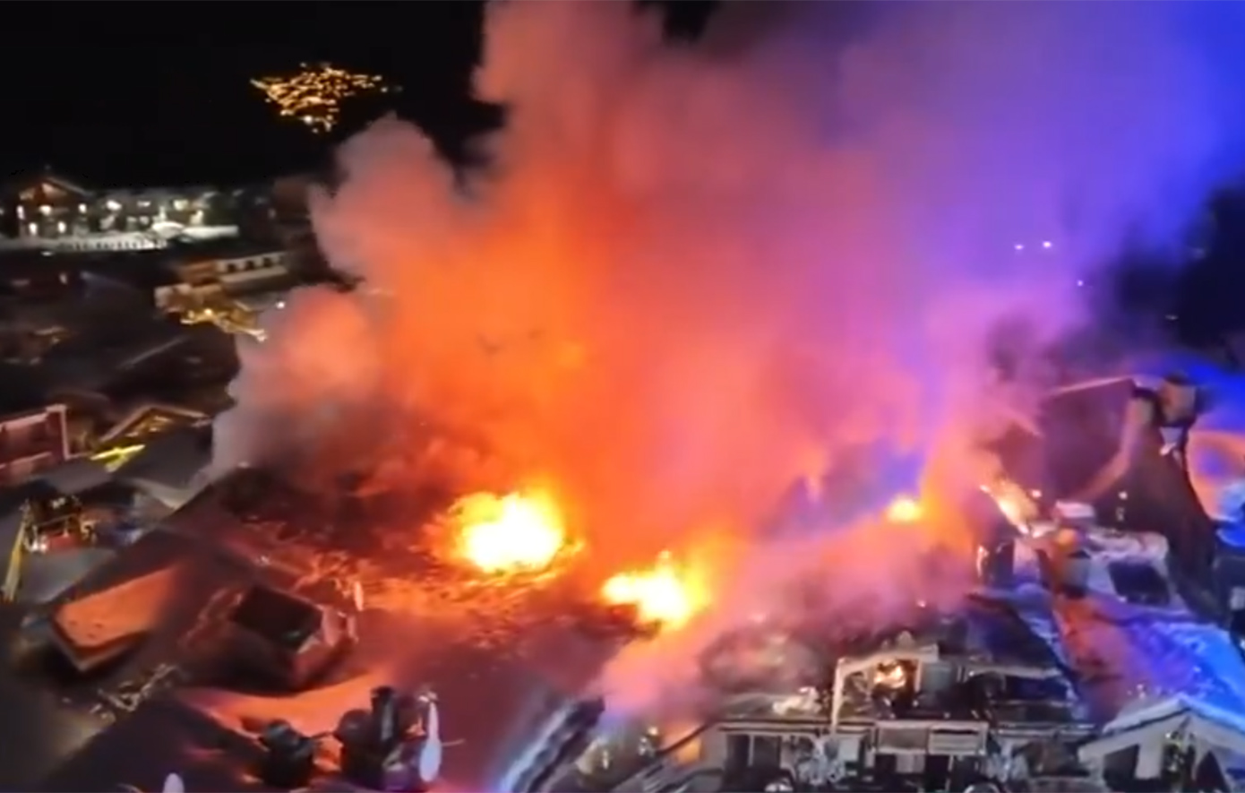 Συναγερμός στις γαλλικές Άλπεις: Μεγάλη φωτιά σε πολυτελές ξενοδοχείο