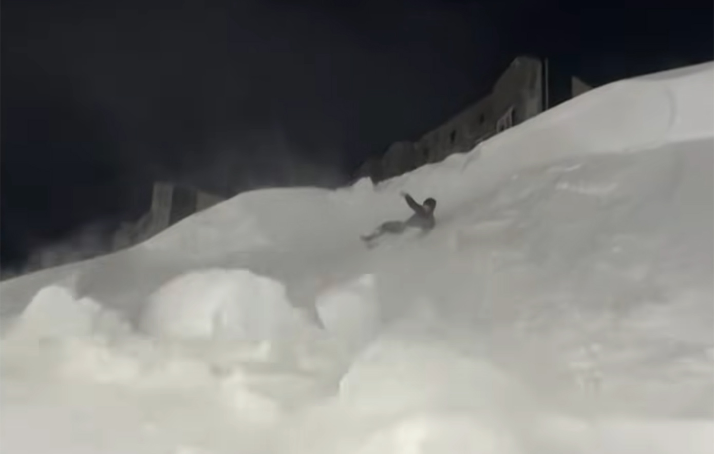 Απίστευτες εικόνες από τη Ρωσία: Ολόκληρα κτίρια θάφτηκαν κάτω από το χιόνι &#8211; Δείτε βίντεο