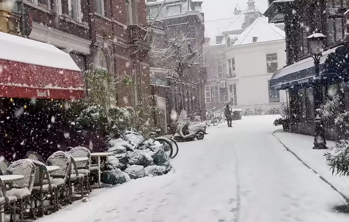 Σοβαρά προβλήματα στις αεροπορικές και οδικές συγκοινωνίες στην Ολλανδία λόγω των χιονοπτώσεων