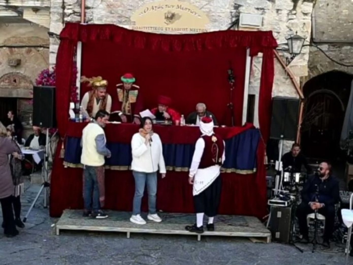 Σάλος με το αποκριάτικο «αστείο» στα Μεστά της Χίου με τους 15 νεκρούς μετανάστες &#8211; «Και λίγοι ήταν»