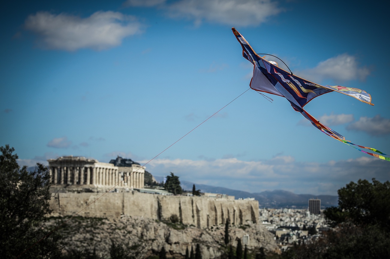 Σαρακοστιανά και γλέντι στον Λόφο Φιλοπάππου &#8211; Χαρταετοί χρωμάτισαν τον ουρανό της Αθήνας