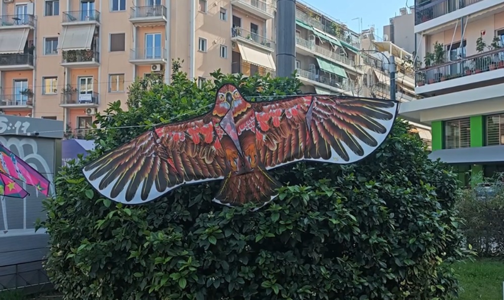 Ο πωλητής χαρταετών που κλείνει 20 χρόνια στο πόστο του στο Παγκράτι &#8211; «Δίνουμε χαρά στα παιδάκια»