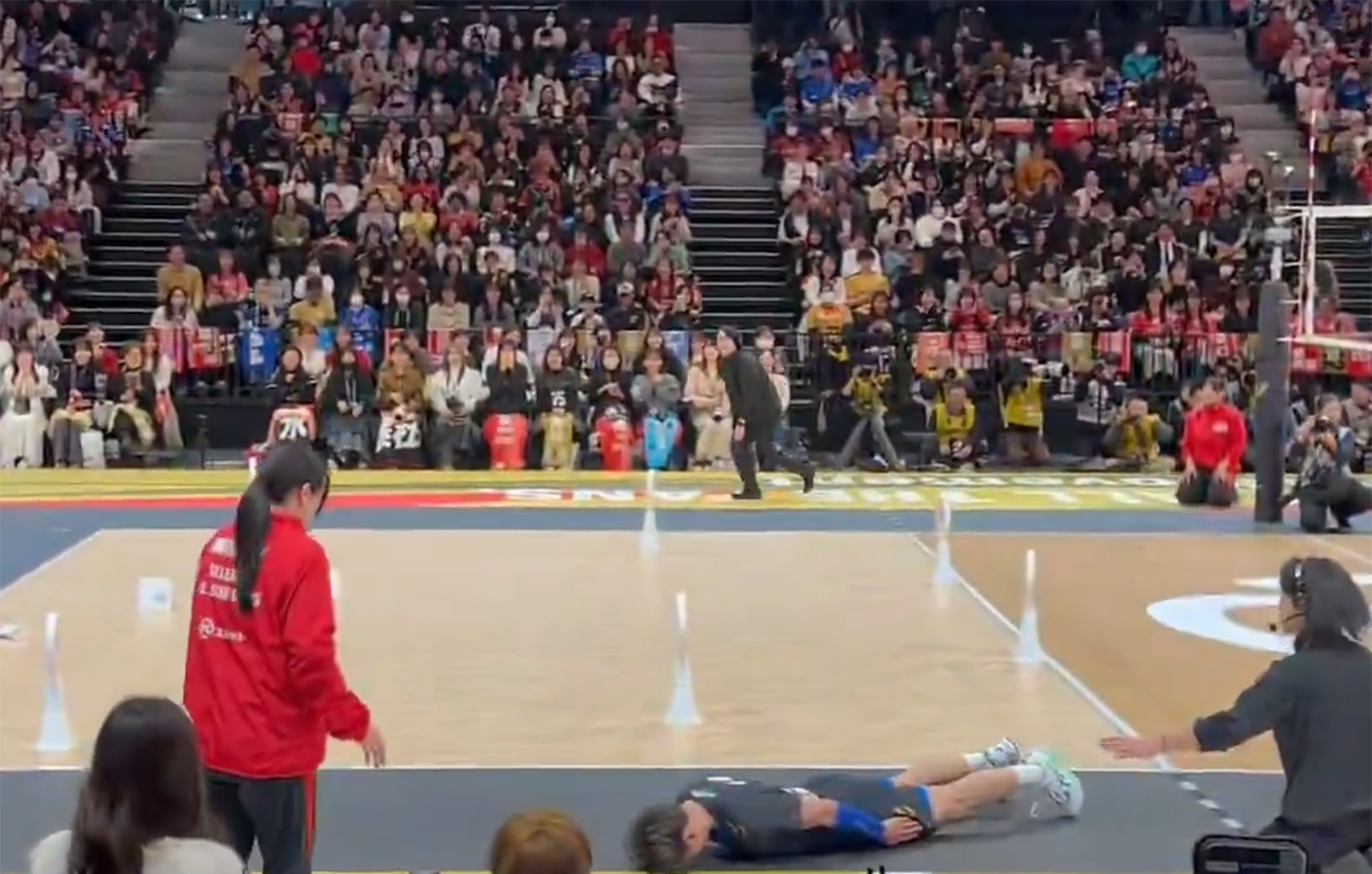 Ιάπωνας αθλητής βόλεϊ χτυπά κατά λάθος επόπτη και ζητά συγγνώμη με μια θεαματική «βουτιά» – Δείτε το βίντεο