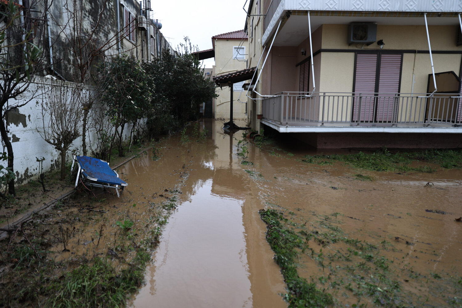 Σοβαρές πλημμύρες σε Λάρισα και Σπάτα &#8211; Δρόμος και θάλασσα έγιναν ένα στον Αγιόκαμπο &#8211; Νέα «κόκκινη προειδοποίηση» της ΕΜΥ