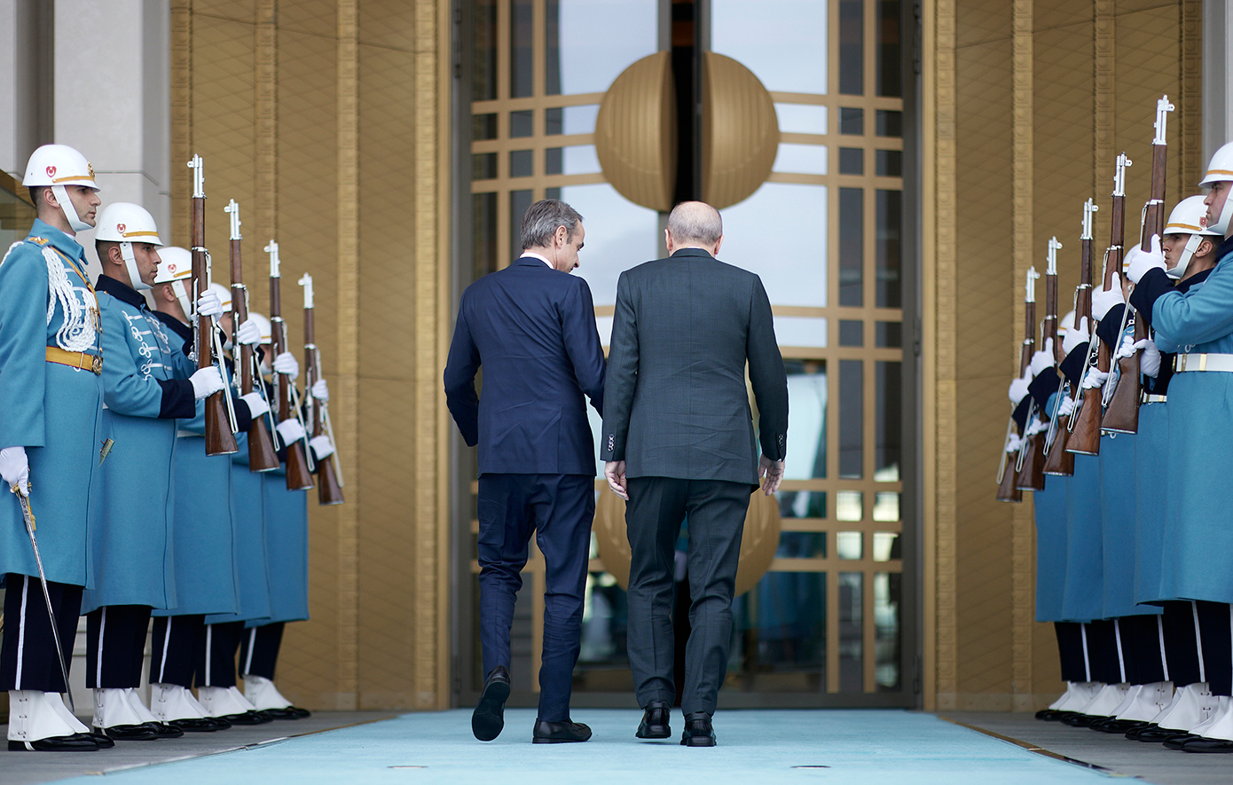 Φωτογραφικό υλικό και βίντεο από την άφιξη του Πρωθυπουργού Κυριάκου Μητσοτάκη στο προεδρικό μέγαρο στην Άγκυρα και την έναρξη της συνάντησής του με τον Πρόεδρο της Τουρκίας Recep Tayyip Erdoğan