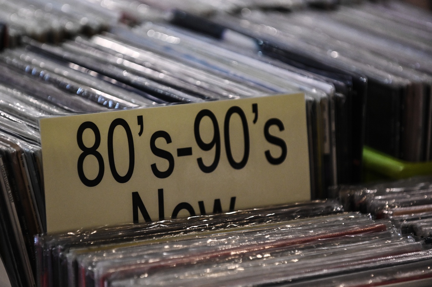 Η επιστροφή του βινυλίου: Νέα δισκοπωλεία ανοίγουν στην Αθήνα, αναθερμαίνεται η αγορά &#8211; Το νέο κοινό και οι τάσεις