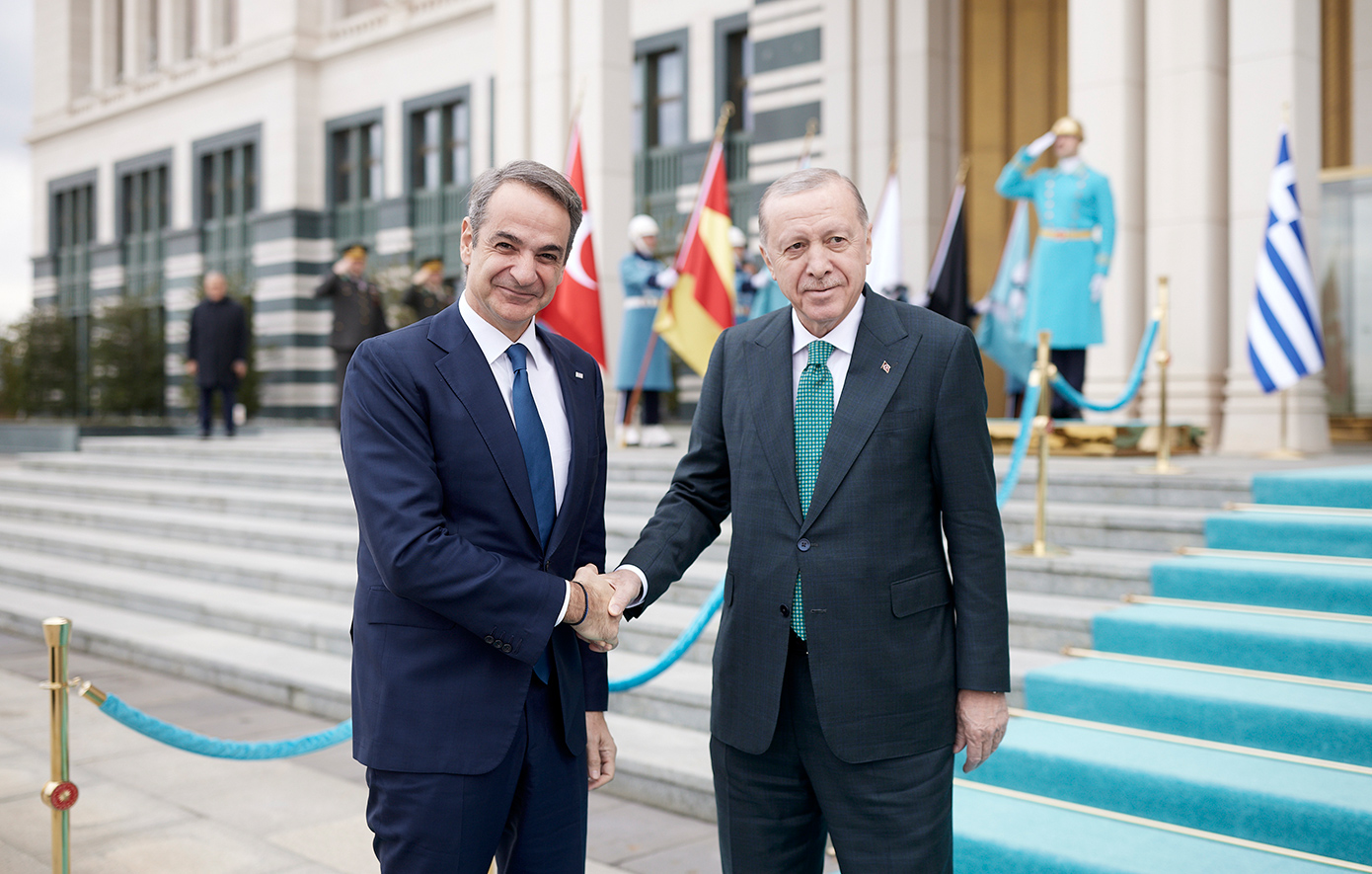 Φωτογραφικό υλικό και βίντεο από την άφιξη του Πρωθυπουργού Κυριάκου Μητσοτάκη στο προεδρικό μέγαρο στην Άγκυρα και την έναρξη της συνάντησής του με τον Πρόεδρο της Τουρκίας Recep Tayyip Erdoğan