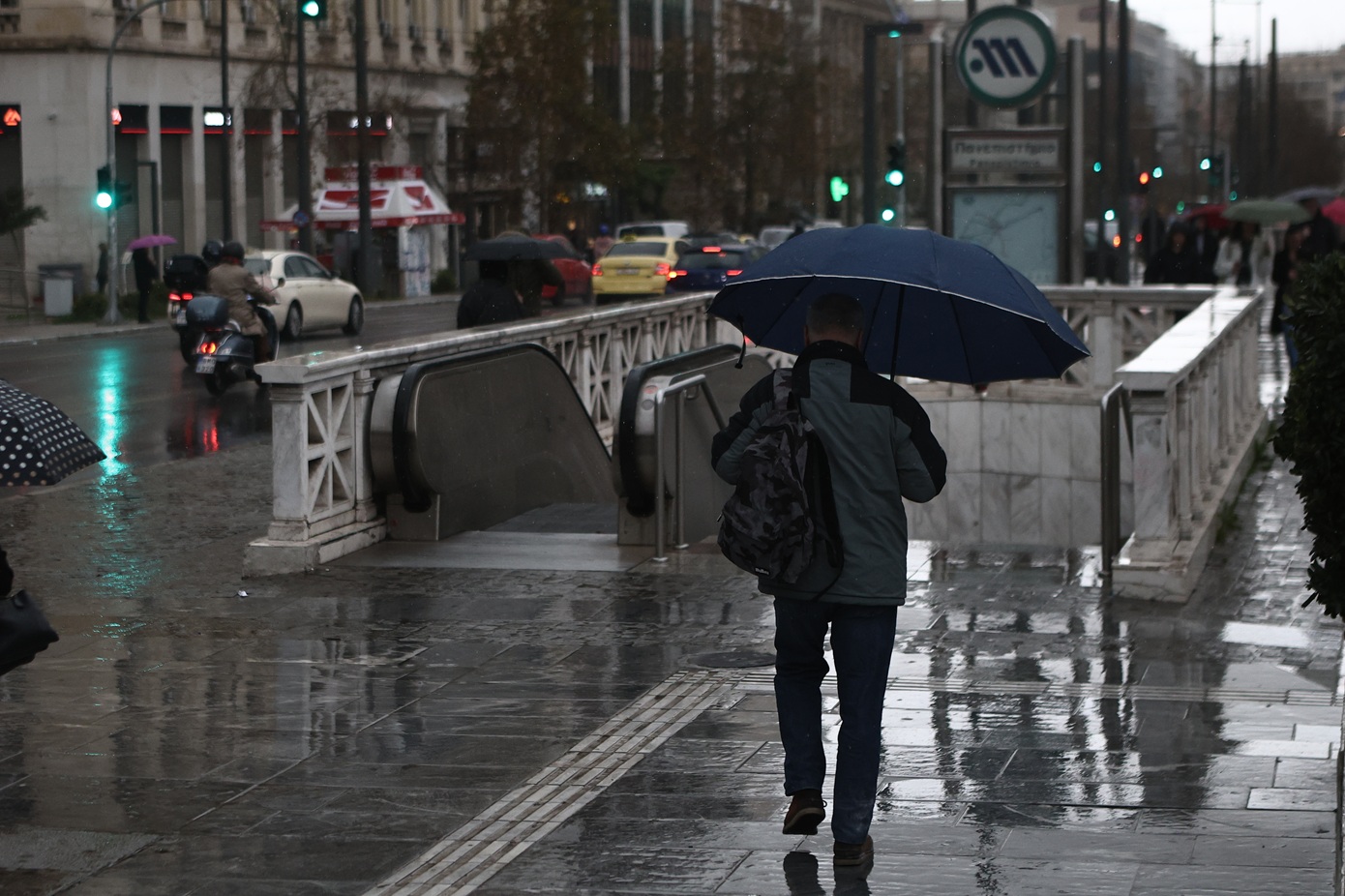 Χτυπάει την Αττική το πρώτο κύμα της κακοκαιρίας – Κόκκινος συναγερμός σε πολλές περιοχές &#8211; Συνεχή μηνύματα του 112