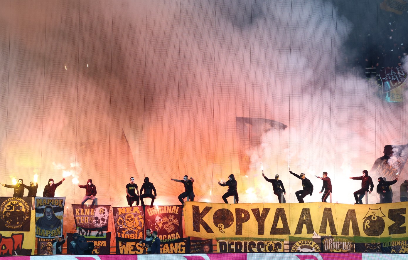 ΑΕΚ: Δύο χρόνια απαγόρευση εισόδου στα γήπεδα για τους οπαδούς που πέταξαν ομπρέλα κόντρα στον Ολυμπιακό
