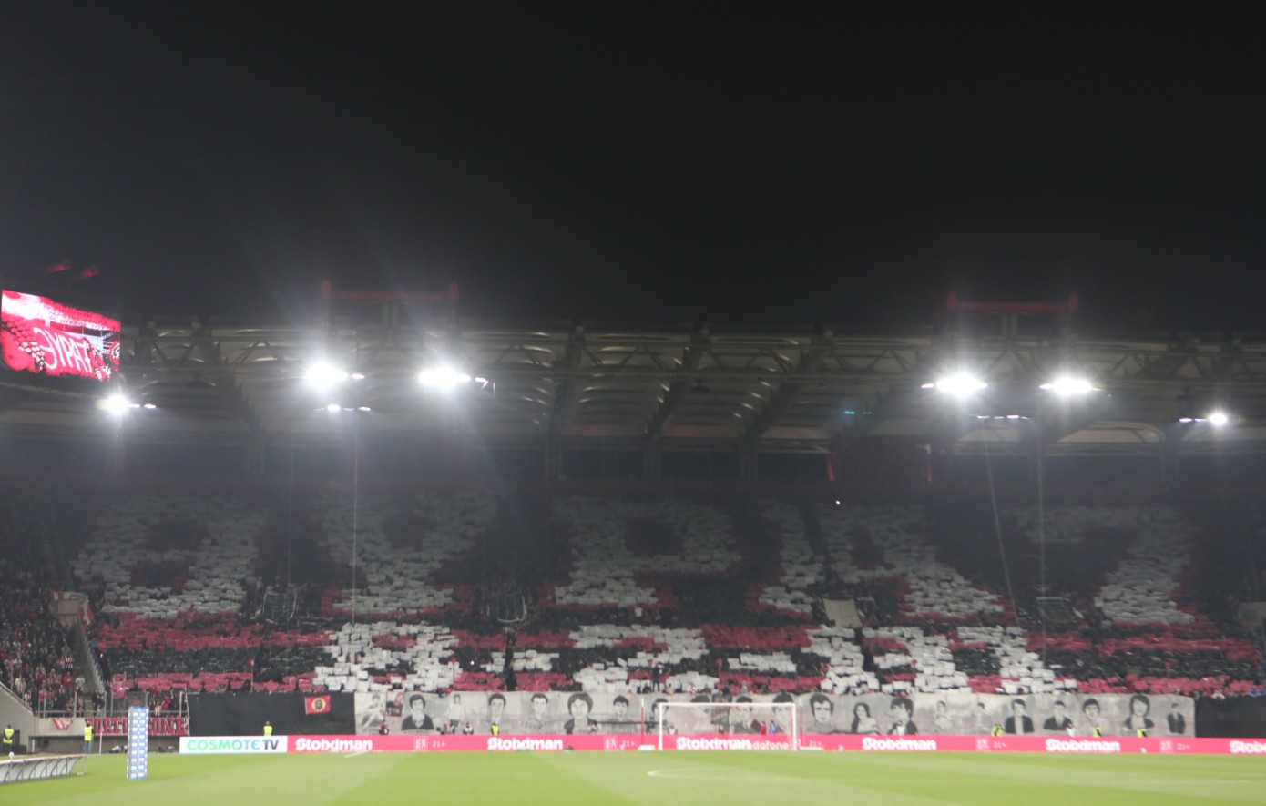 Ολυμπιακός &#8211; Παναθηναϊκός: Συγκίνηση για τα θύματα της Θύρας 7, λουλούδια και από τις δύο ομάδες