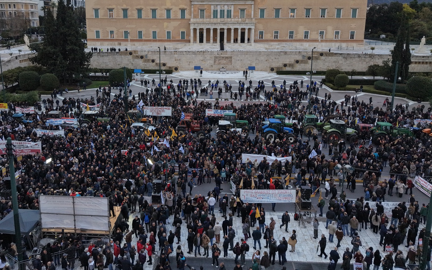 Νύχτα στο Σύνταγμα με δεκάδες τρακτέρ και μήνυμα συνέχισης των κινητοποιήσεων από τους αγρότες &#8211; Αποχωρούν το μεσημέρι