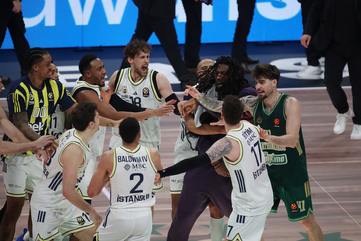 Καταγγελία της Φενέρ για το επεισόδιο μετά το τέλος του ματς με τον Παναθηναϊκό: «Θα παρακολουθούμε στενά την υπόθεση»