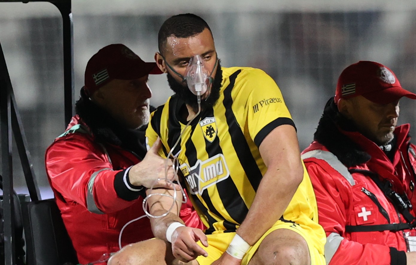 ΠΑΟΚ &#8211; ΑΕΚ: Με φορείο και μάσκα οξυγόνου αποχώρησε ο Μουκουντί
