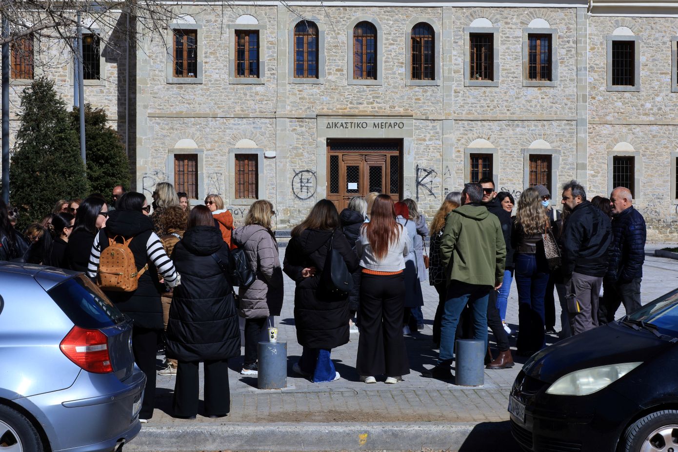 Στον ανακριτή ο ιδιοκτήτης της «Βιολάντα» &#8211; Νέα συγκέντρωση συμπαράστασης έξω από τα δικαστήρια