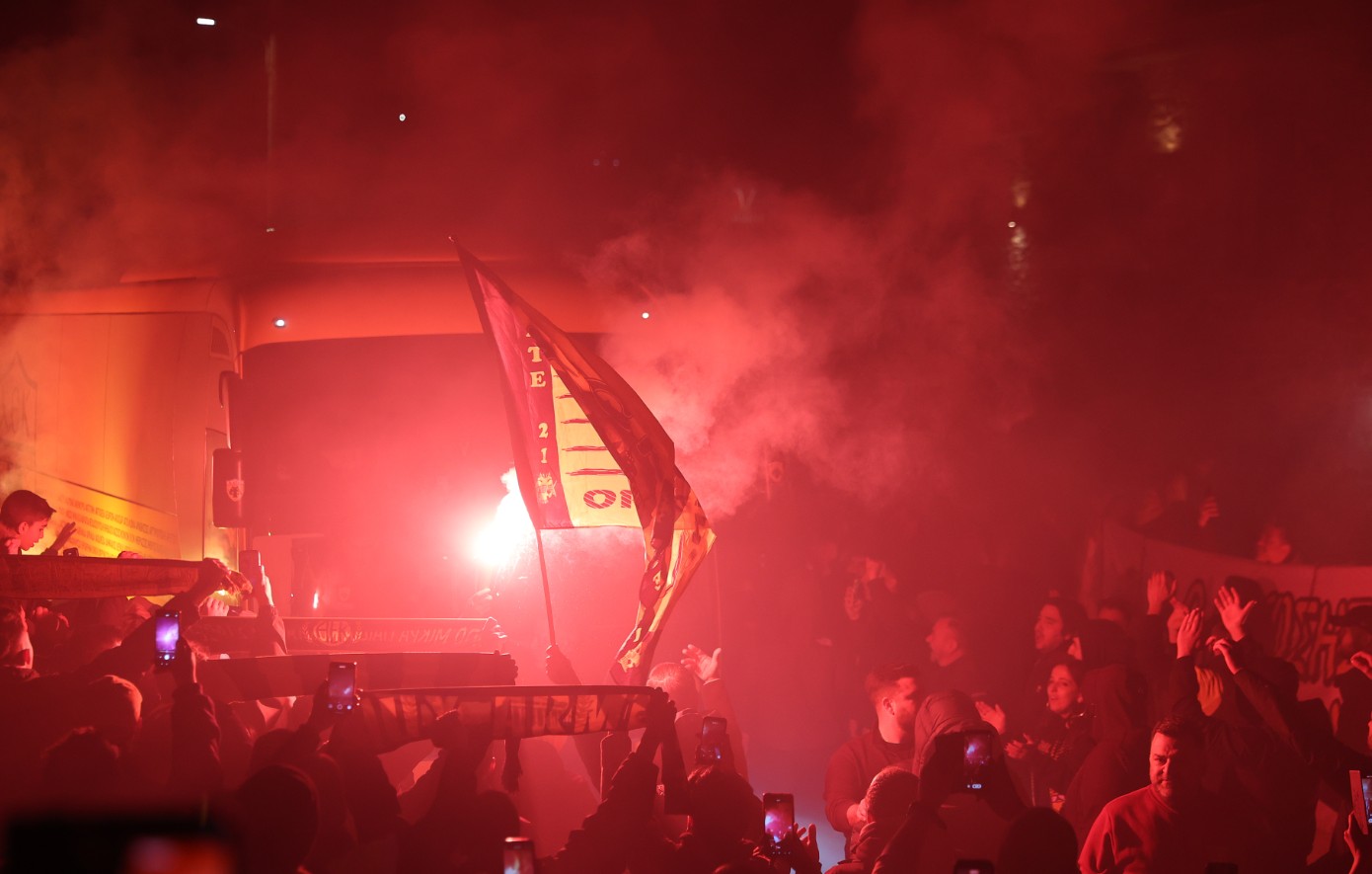 ΑΕΚ: Χαμός στην υποδοχή της αποστολής στον Βόλο &#8211; Δείτε εικόνες