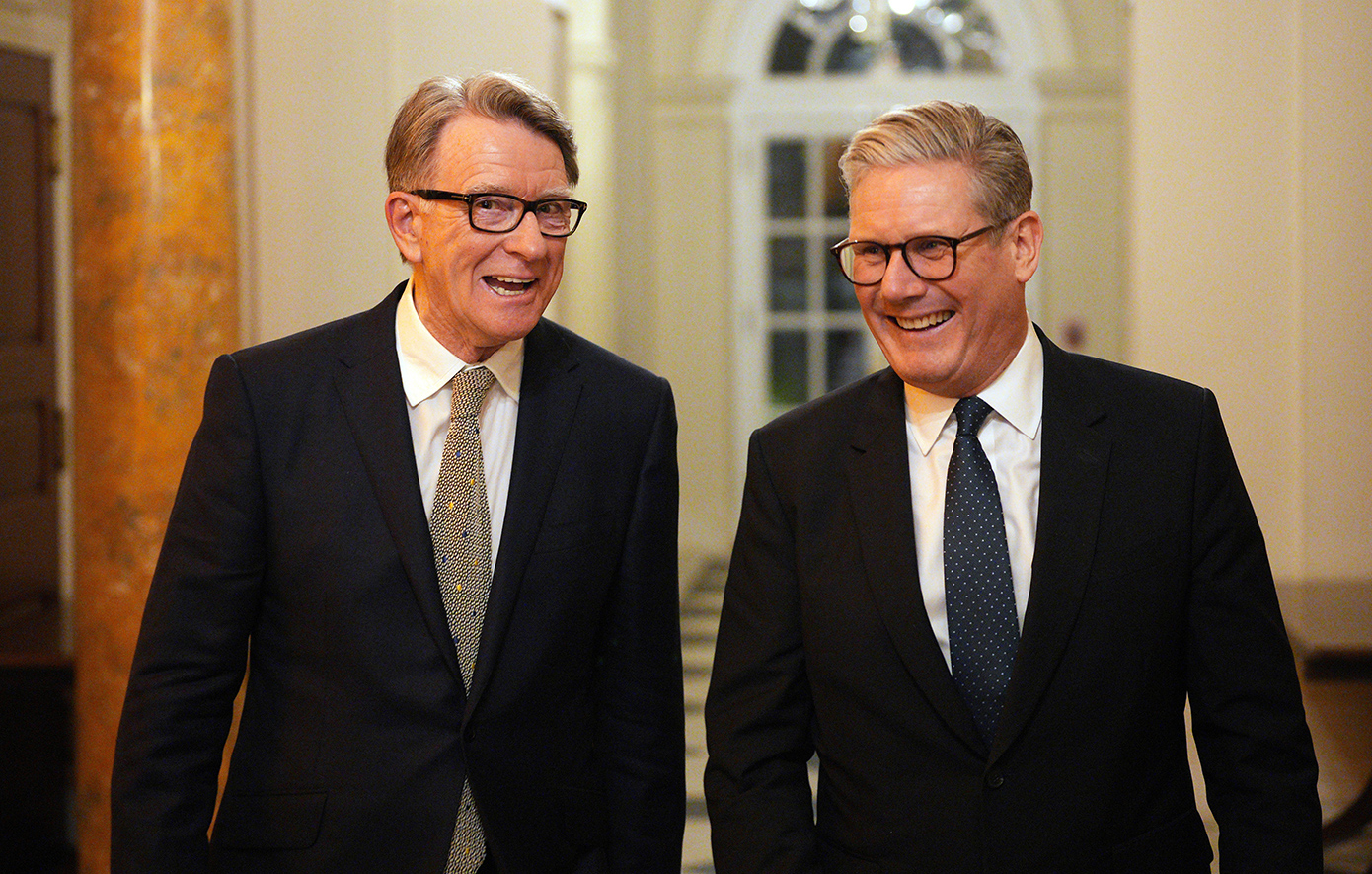 Βρετανία: Πολιτική «θύελλα» για τον Στάρμερ – Ζητά συγγνώμη για τον διορισμό Μάντελσον