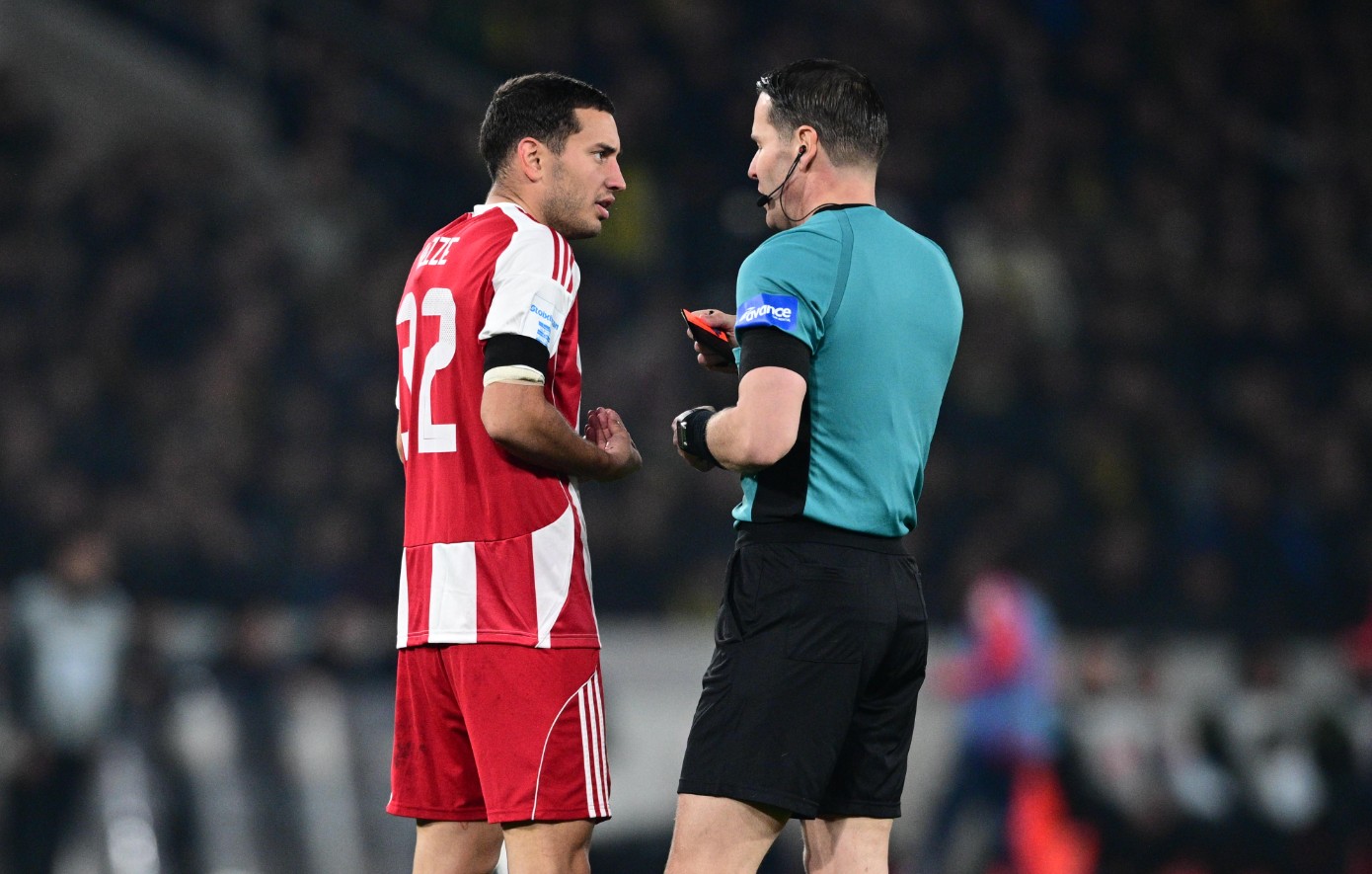 Ολυμπιακός: Φωνάζει για οφσάιντ πριν το κόρνερ που οδήγησε στο γκολ της ΑΕΚ