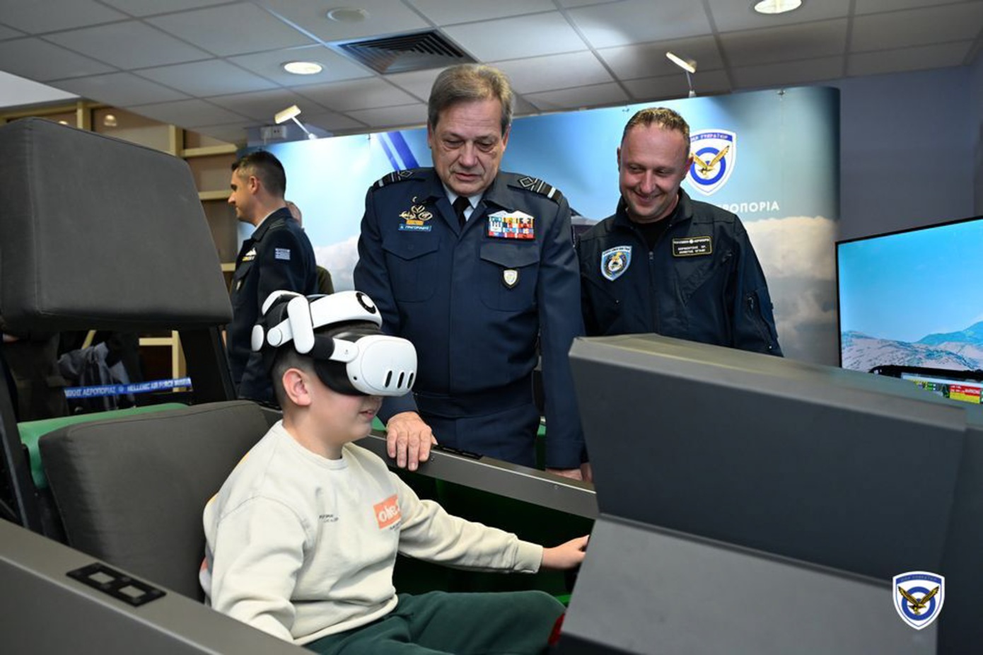 Πολεμική Αεροπορία: Νέοι και νέες «πέταξαν» με F-35 και F-16 μέσω προσομοιωτών στο πλαίσιο δράσης του ΓΕΑ στην Πάτρα