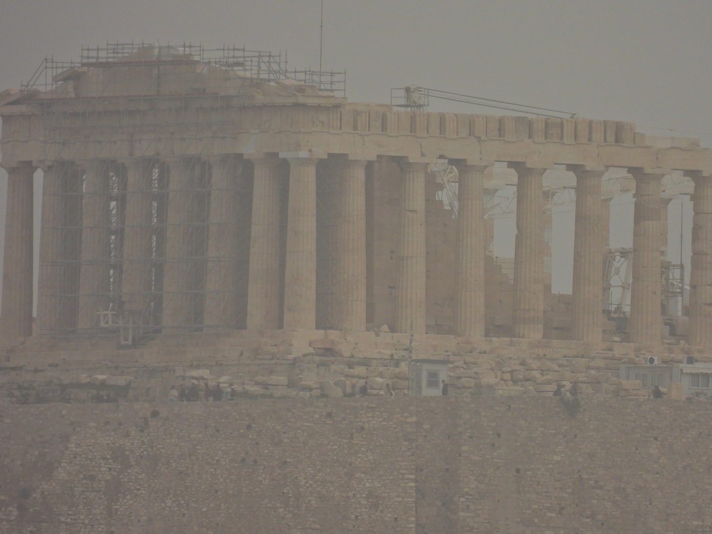 H Σαχάρα «σκεπάζει» την Αθήνα: Εντυπωσιακές εικόνες της αφρικανικής σκόνης στο Λεκανοπέδιο &#8211; Κορύφωση του φαινομένου το μεσημέρι
