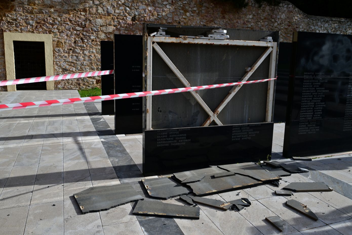 Ο Δήμος Καισαριανής για τον βανδαλισμό στο Μνημείο των 200 εκτελεσθέντων: «Η ιστορική μνήμη δεν σβήνει όσο κι αν ενοχλεί κάποιους»