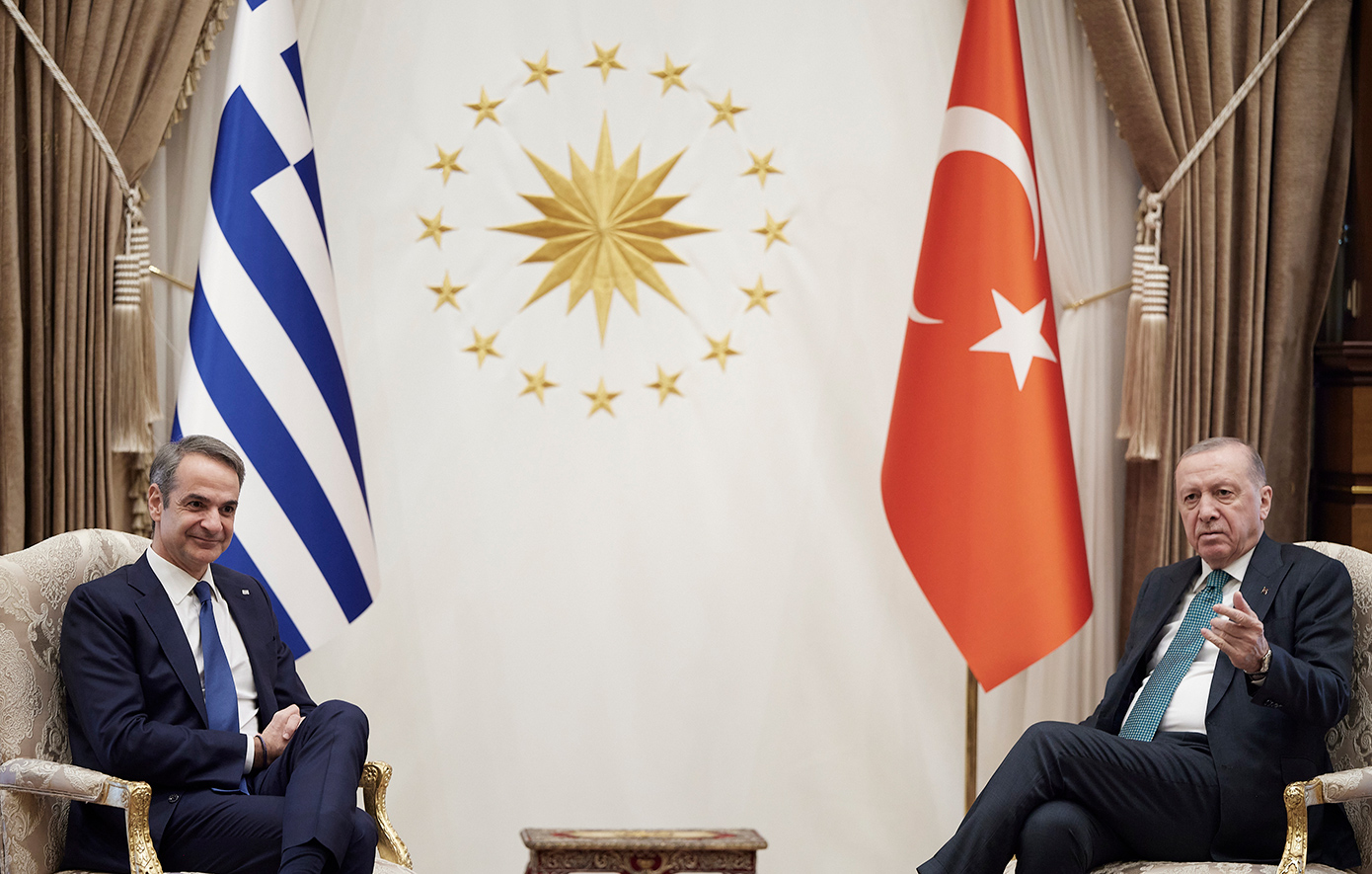 Φωτογραφικό υλικό και βίντεο από την άφιξη του Πρωθυπουργού Κυριάκου Μητσοτάκη στο προεδρικό μέγαρο στην Άγκυρα και την έναρξη της συνάντησής του με τον Πρόεδρο της Τουρκίας Recep Tayyip Erdoğan