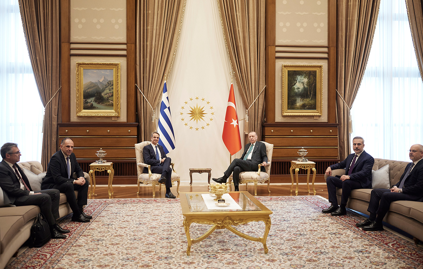 Φωτογραφικό υλικό και βίντεο από την άφιξη του Πρωθυπουργού Κυριάκου Μητσοτάκη στο προεδρικό μέγαρο στην Άγκυρα και την έναρξη της συνάντησής του με τον Πρόεδρο της Τουρκίας Recep Tayyip Erdoğan