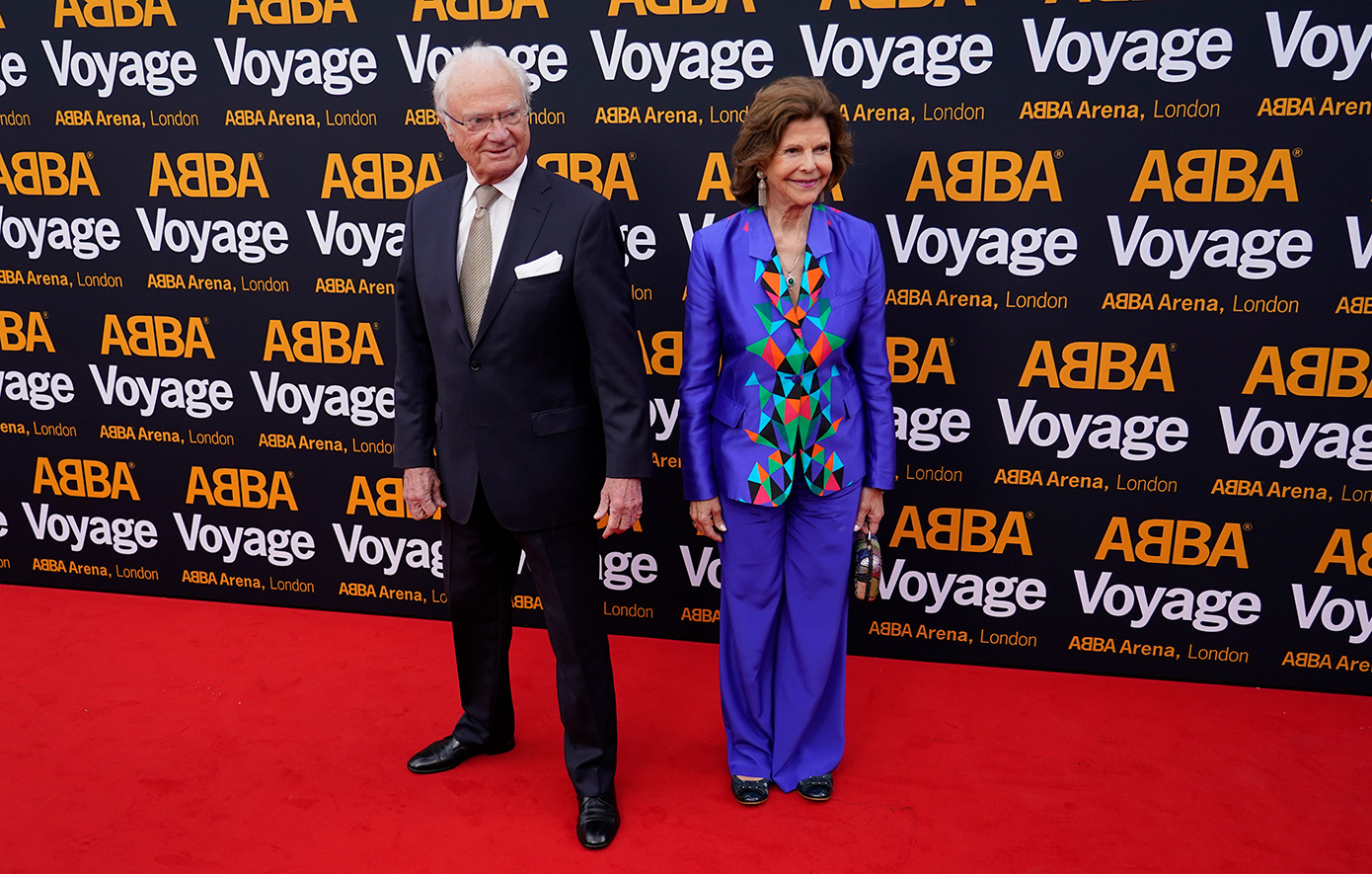 Ο Βασιλιάς Κάρολος Γουσταύος και η Βασίλισσα Σίλβια στο Λονδίνο (Μάιος 2022), για την πρεμιέρα του «ABBA Voyage». Το βασιλικό ζεύγος τίμησε το συγκρότημα στην ιστορική επιστροφή του, 46 χρόνια μετά τη νύχτα που το «Dancing Queen» αφιερώθηκε στη νέα τους τότε Βασίλισσα