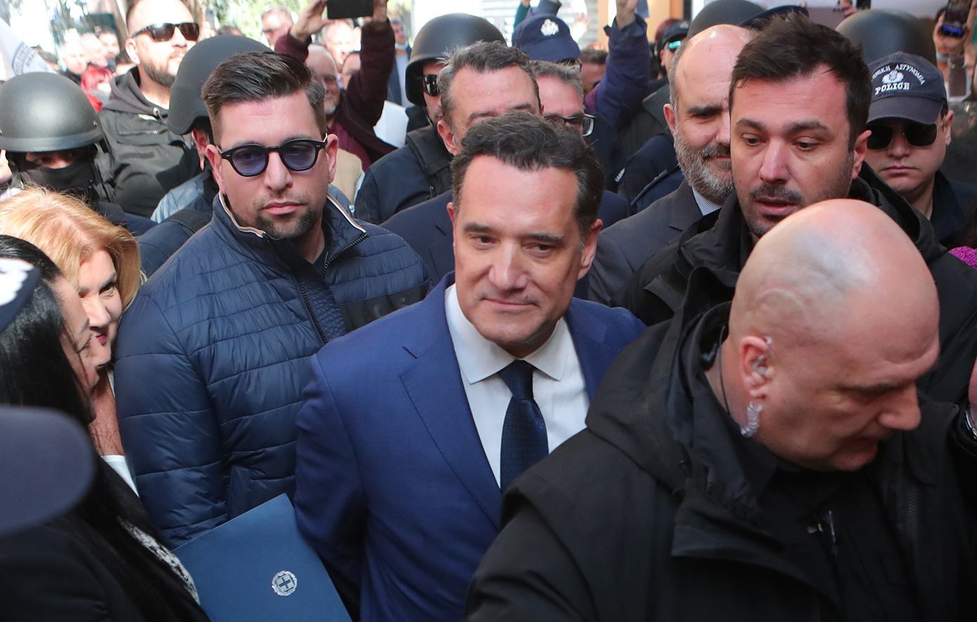 Άδωνις για επεισόδια στο νοσοκομείο Νίκαιας: Θα με είχαν σκοτώσει χωρίς τα ΜΑΤ &#8211; Οι διαδηλωτές επιτέθηκαν στην αστυνομία