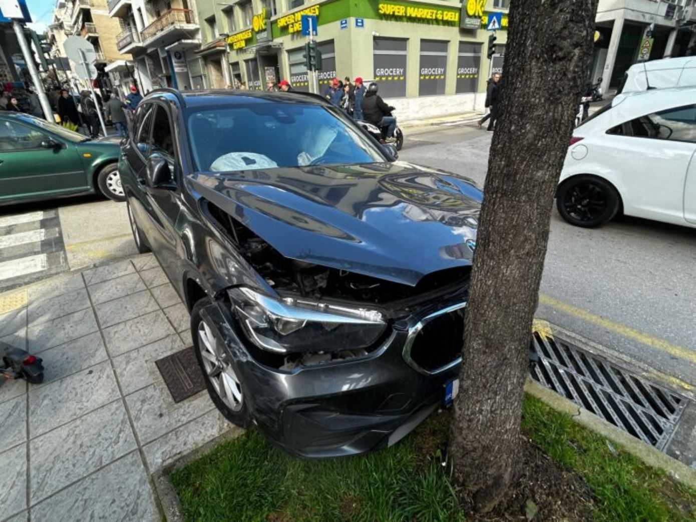 Αγρίνιο: Οδηγός έχασε τον έλεγχο, χτύπησε τέσσερα αυτοκίνητα και τελικά «καρφώθηκε» σε δέντρο &#8211; Δείτε εικόνες