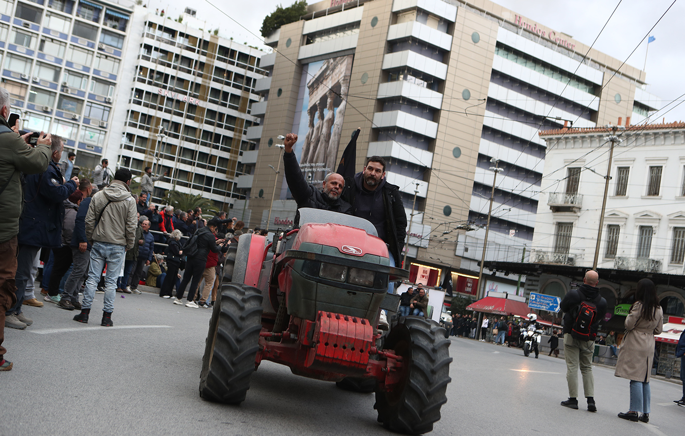Έφτασαν τα τρακτέρ στο Σύνταγμα, σε εξέλιξη το αγροτικό συλλαλητήριο &#8211; Δείτε βίντεο και φωτογραφίες