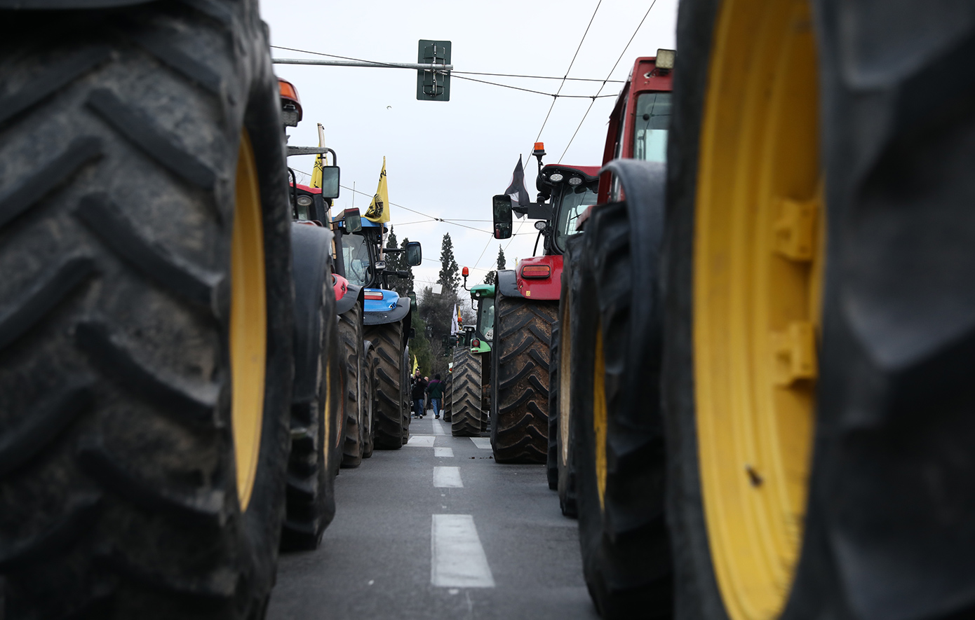 Πλησιάζουν στην Αθήνα τα τρακτέρ των αγροτών - Το κονβόι κινείται με συνοδεία αστυνομικών