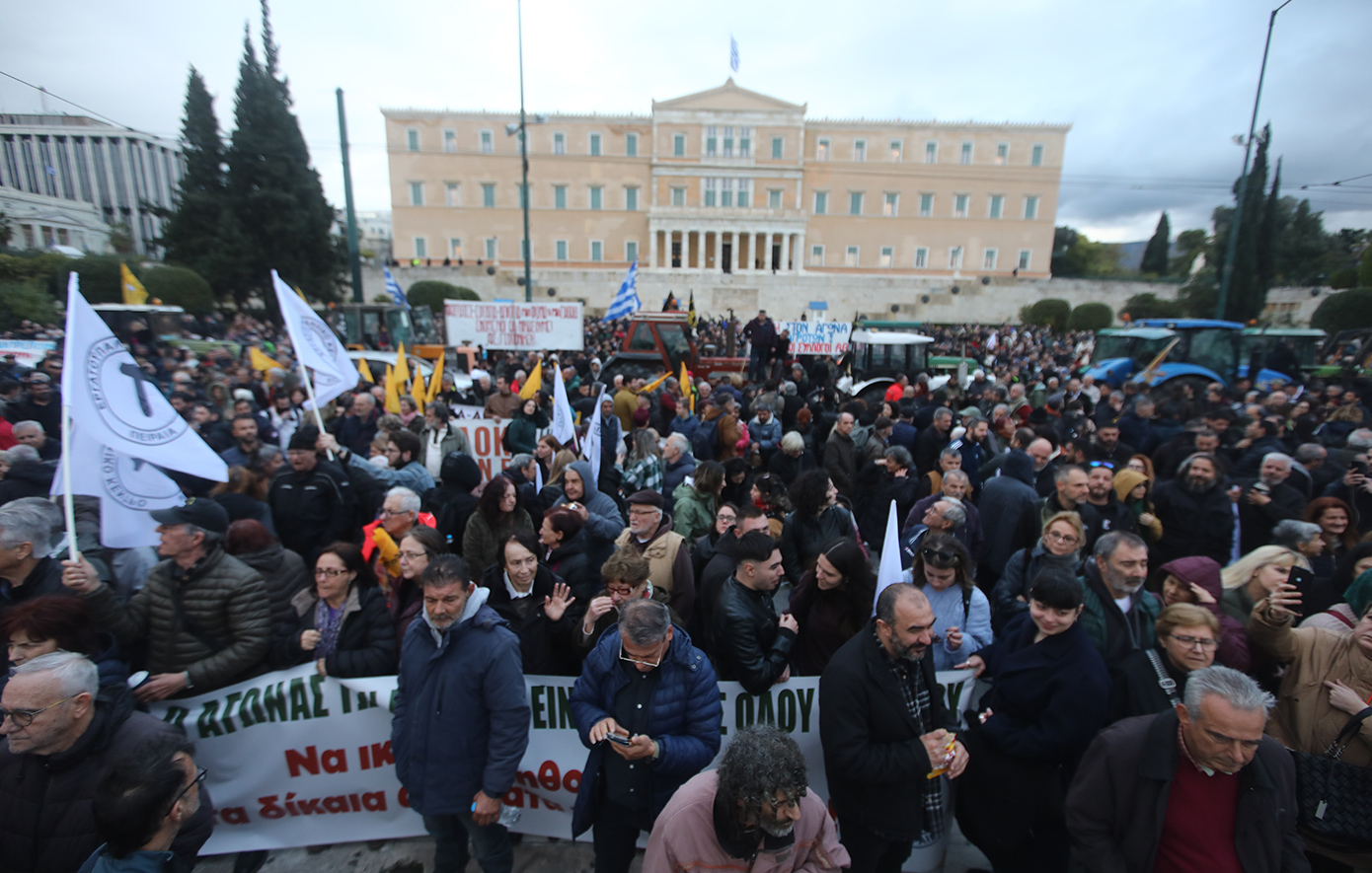 Έφτασαν τα τρακτέρ στο Σύνταγμα, σε εξέλιξη το αγροτικό συλλαλητήριο &#8211; Δείτε βίντεο και φωτογραφίες