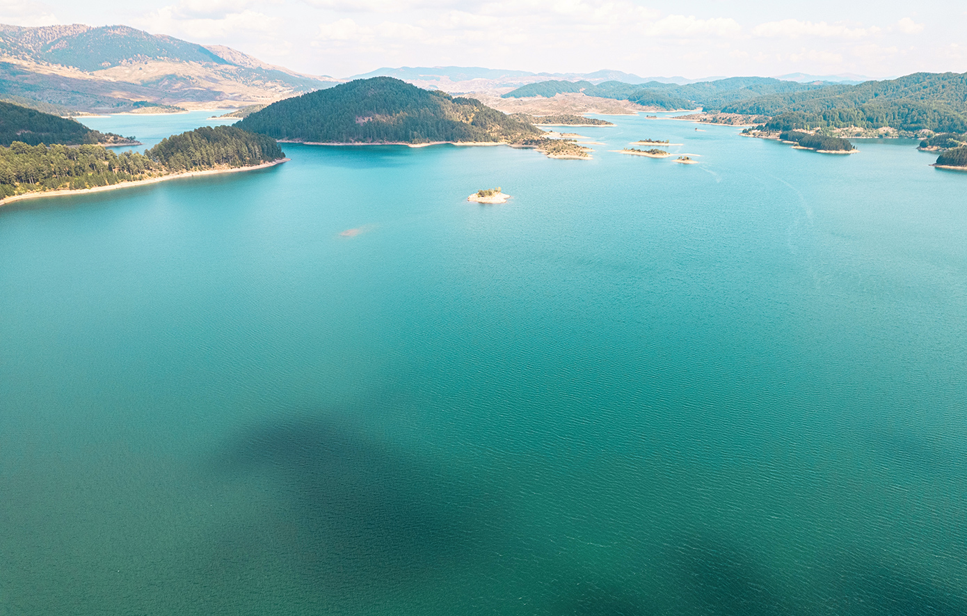 Η μεγαλύτερη ορεινή λίμνη στην Ελλάδα είναι και το στολίδι της Ηπείρου
