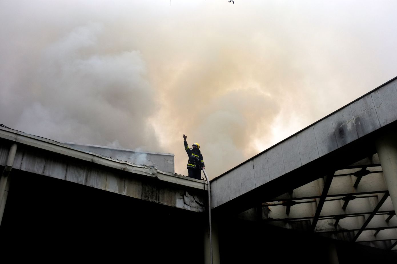 Πυρκαγιά κατέστρεψε το θέατρο Σανατζάρο της Νάπολης