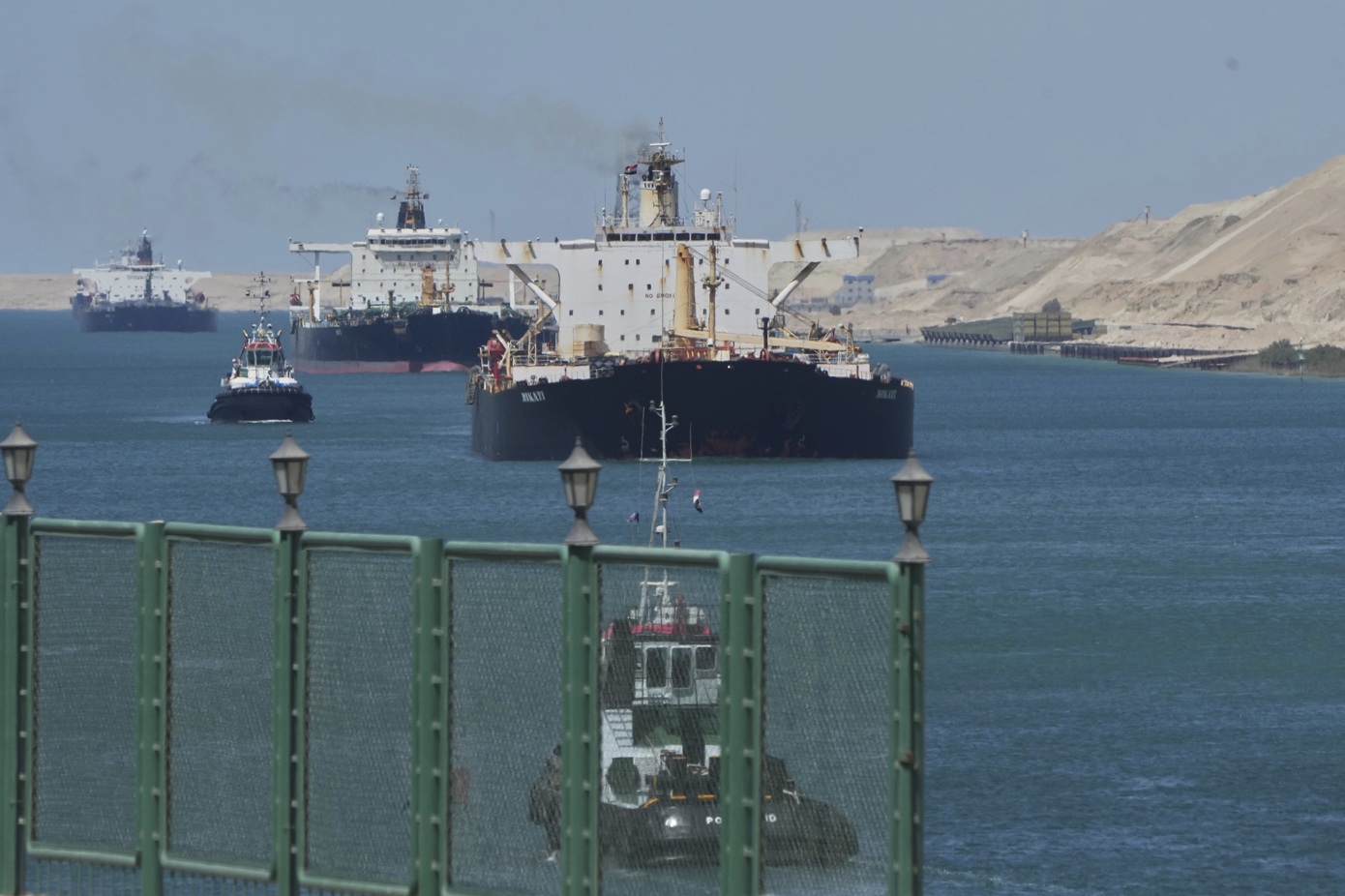 Ανάκαμψη στη Διώρυγα του Σουέζ: Αύξηση διελεύσεων και εσόδων το πρώτο εξάμηνο 2025/26, αλλά και εγρήγορση στα Στενά