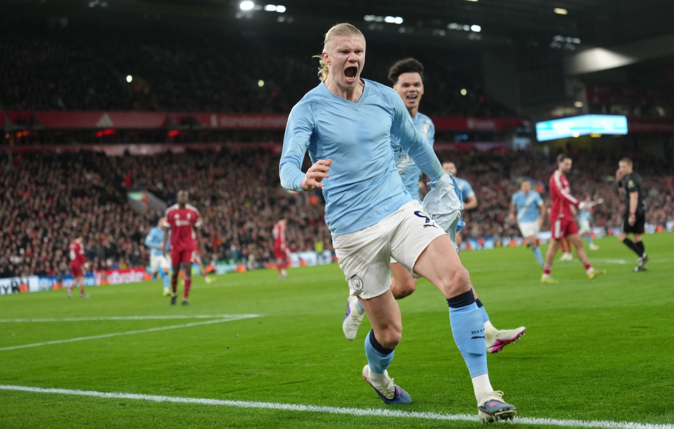 Premier League: Η Μάντσεστερ Σίτι άλωσε το Άνφιλντ με ανατροπή και παρέμεινε ζωντανή για τίτλο