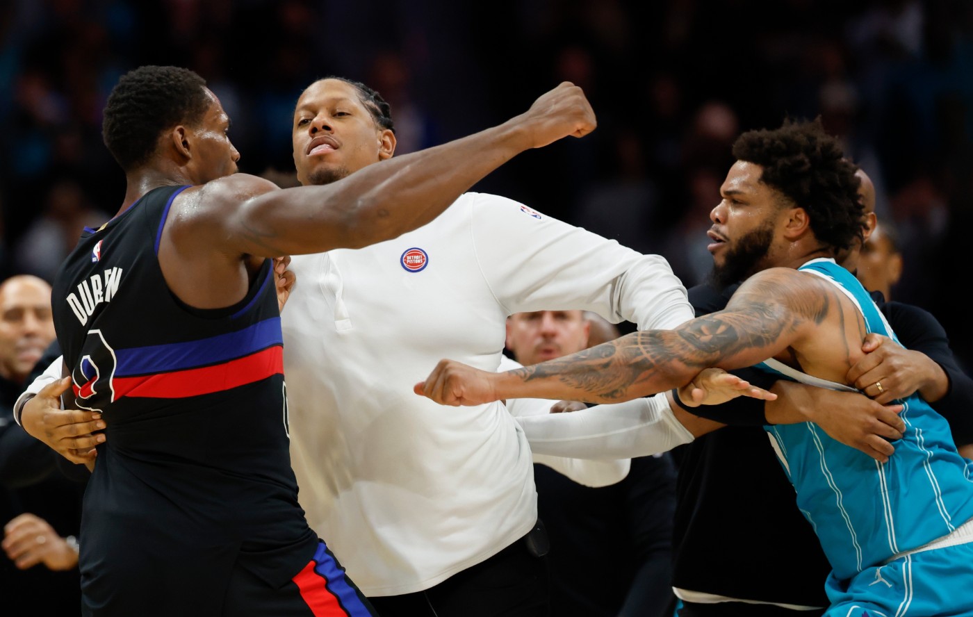 Χόρνετς – Πίστονς: Πολύ ξύλο στο παρκέ με μπουνιές και κλωτσιές – Τέσσερις αποβολές