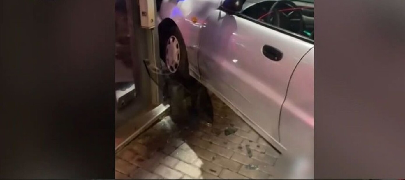 Σκηνές βγαλμένες από ταινία στον Άγιο Δημήτριο &#8211; Νεαροί με κλεμμένο αυτοκίνητο έπεσαν σε τζαμαρία μετά από καταδίωξη