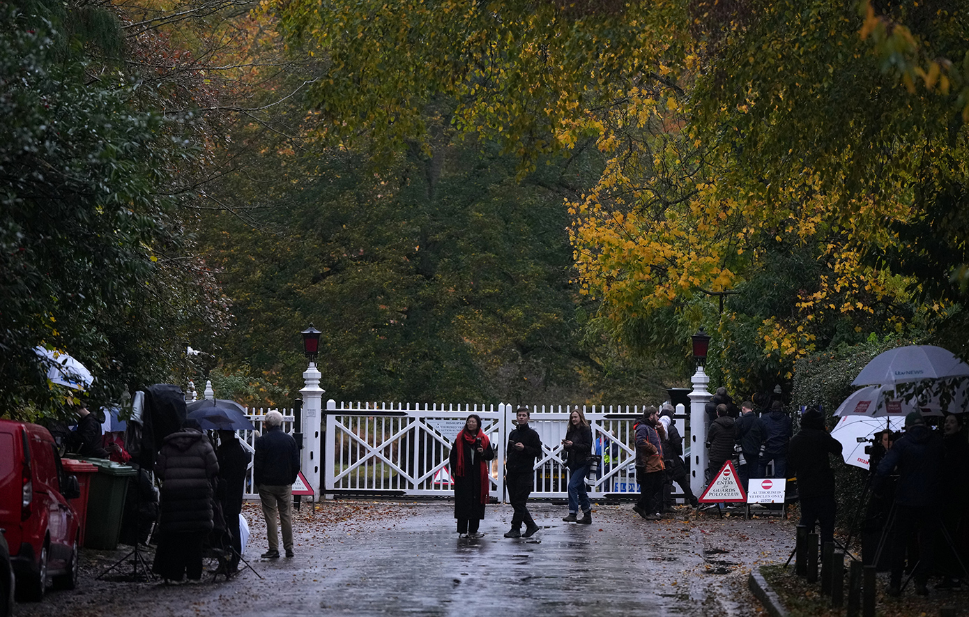 Σε σοκ η Βρετανία από την «άνευ προηγουμένου» σύλληψη του Άντριου – Η εικόνα του στο πίσω κάθισμα που περνά στην ιστορία