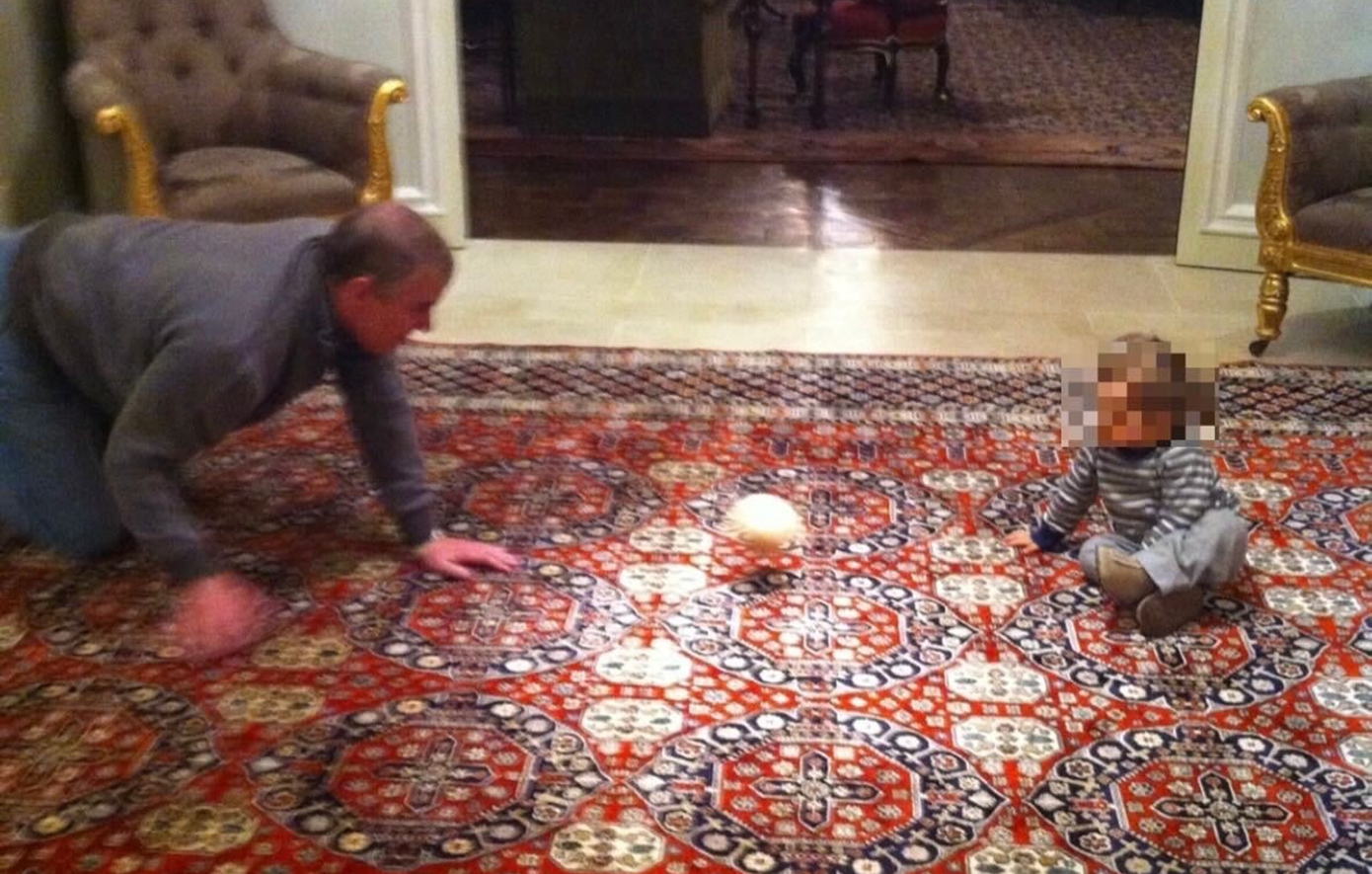 Ο έκπτωτος πρίγκιπας Άντριου παίζει στα τέσσερα με ένα μυστηριώδες νήπιο και μια ιδιαίτερα άσεμνη μπάλα