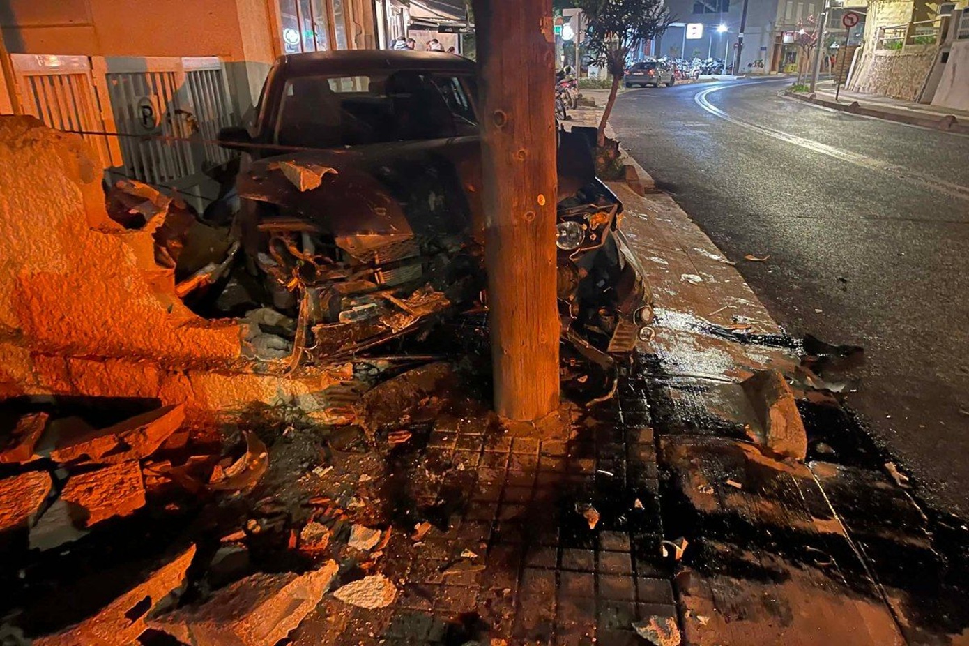 Ρέθυμνο: Οδηγός μετά από τρελή πορεία «κάρφωσε» το αυτοκίνητό του σε κολώνα