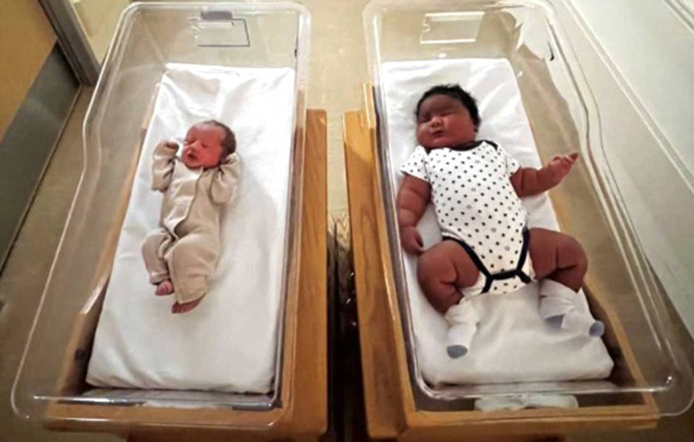 Το γιγάντιο νεογέννητο και η συγκινητική φωτογραφία του μαιευτηρίου με δύο μωρά που γεννήθηκαν την ίδια ημέρα