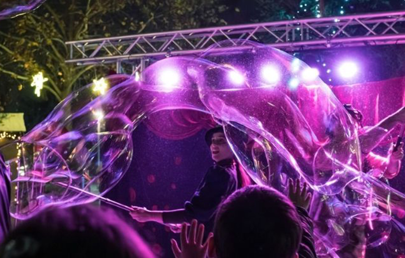 Σε αυτό το Bubble Show, μικροί και μεγάλοι μπαίνουν σε έναν ονειρικό κόσμο
