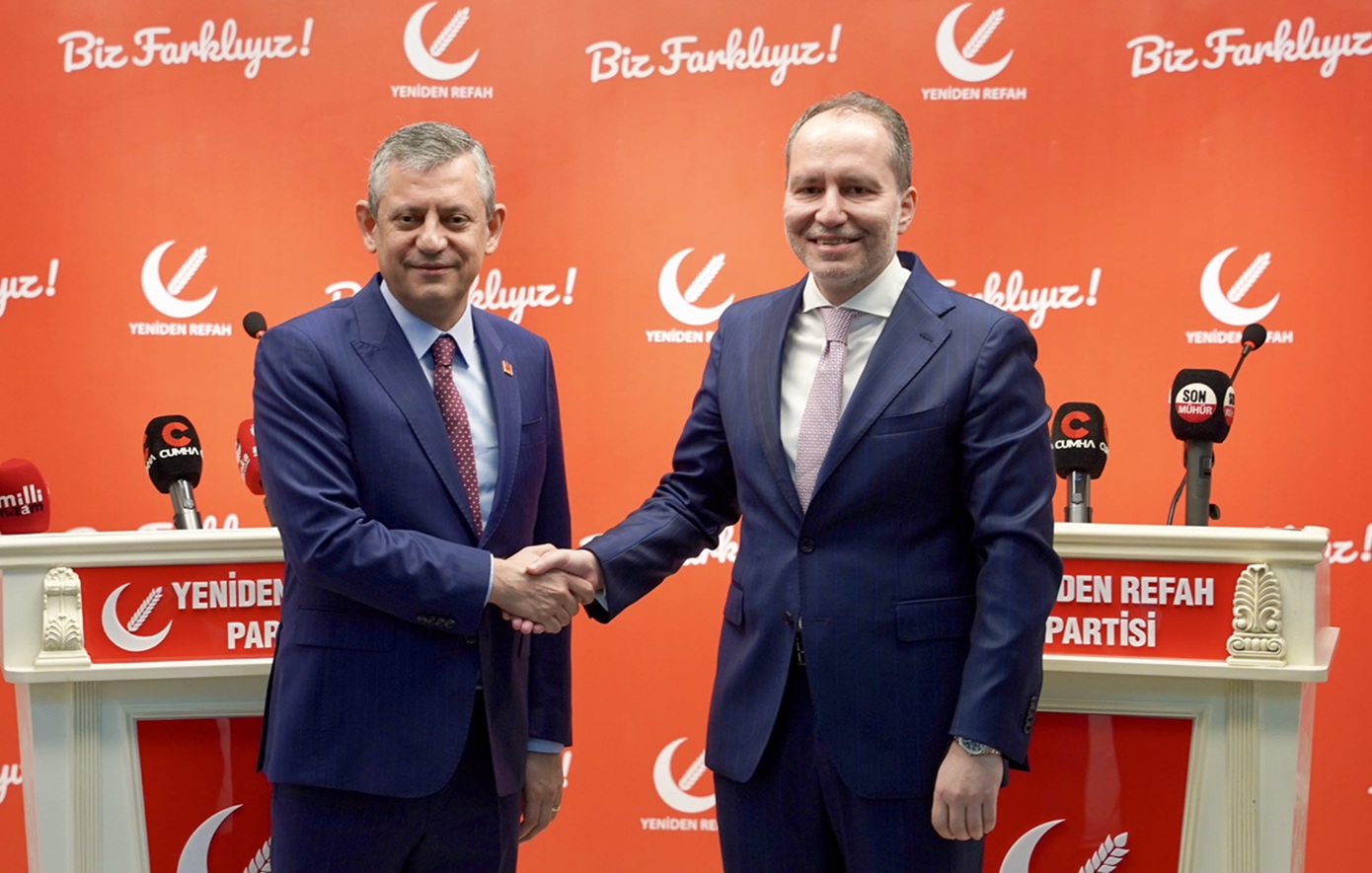 Ο αρχηγός του CHP και ο γιος του μέντορα του Ερντογάν μαζί: «Τελευταία φορά που κάναμε χειραψία, λυτρώσαμε την Κύπρο»