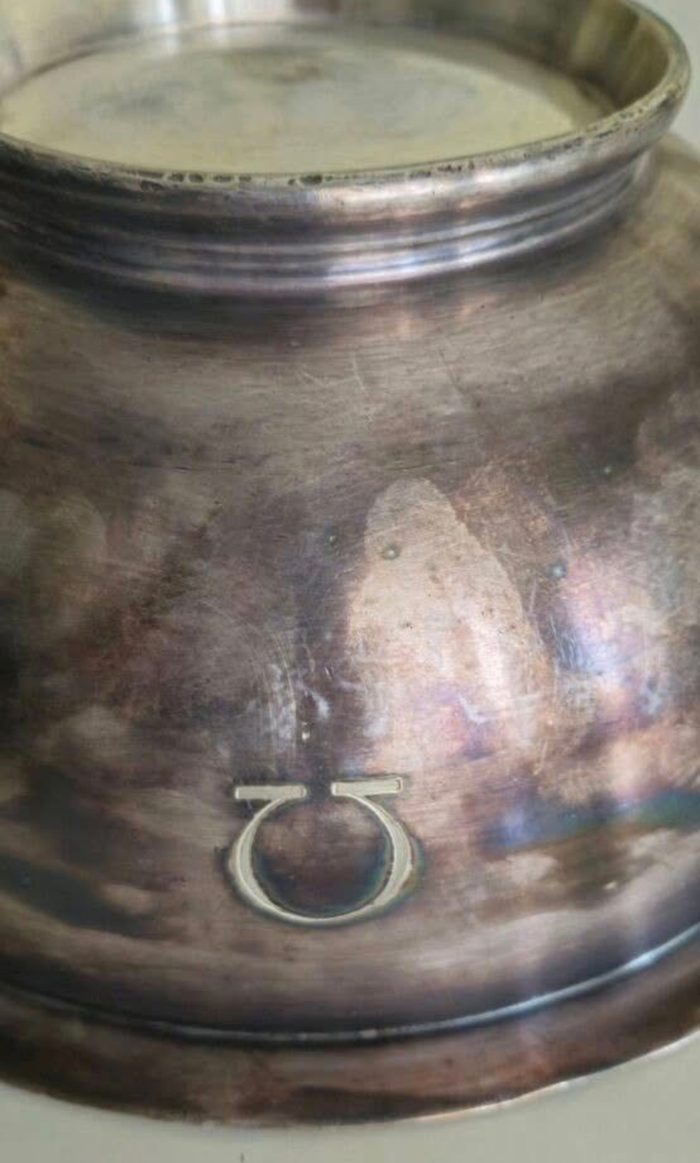 To σπάνιο συλλεκτικό αντικείμενο που φέρει ανάγλυφα τα αρχικά του ονόματος του Αριστοτέλη Ωνάση To σπάνιο συλλεκτικό αντικείμενο που φέρει ανάγλυφα τα αρχικά του ονόματος του Αριστοτέλη Ωνάση