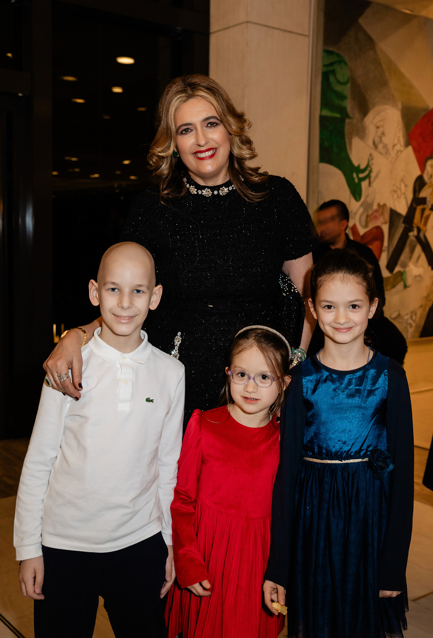 Η Πρόεδρος της ΕΛΠΙΔΑΣ με τους μικρούς ήρωες Κωνσταντίνο, Χριστίνα και Εβίτα