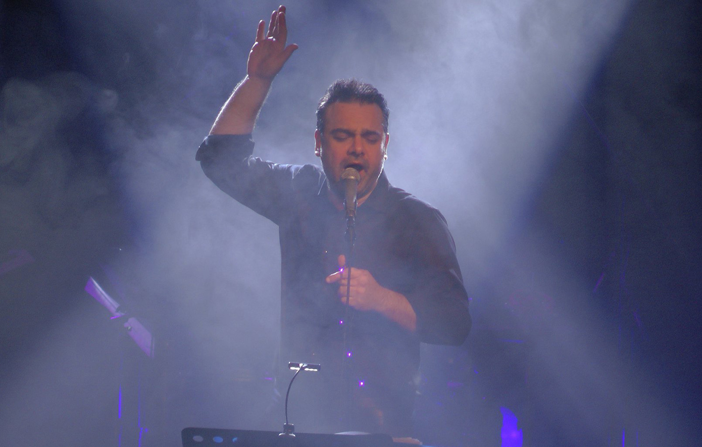 Ο Δώρος Δημοσθένους επιστρέφει στο Half Note με ένα μουσικό καρναβάλι γεμάτο Έλβις